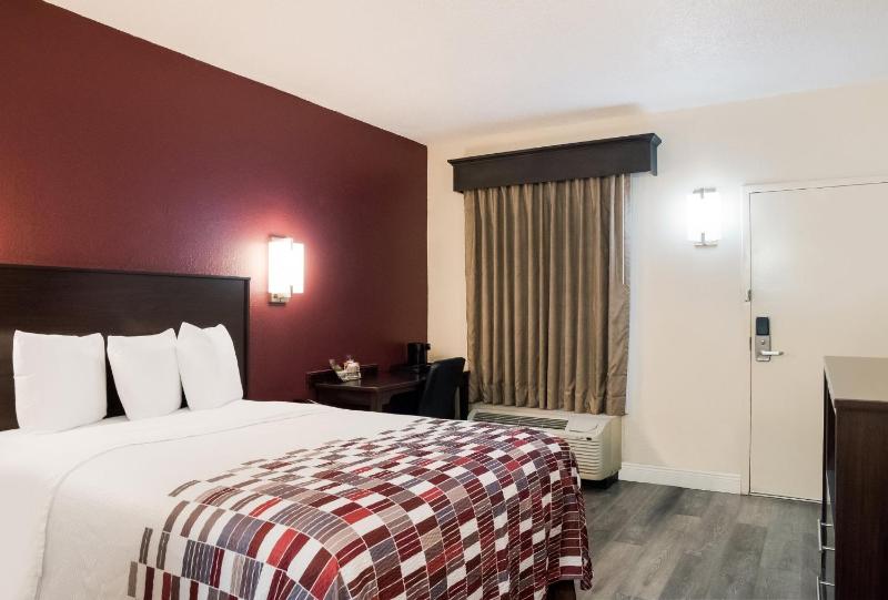 Deluxe Room with One Queen Bed Non-Smoking image 3