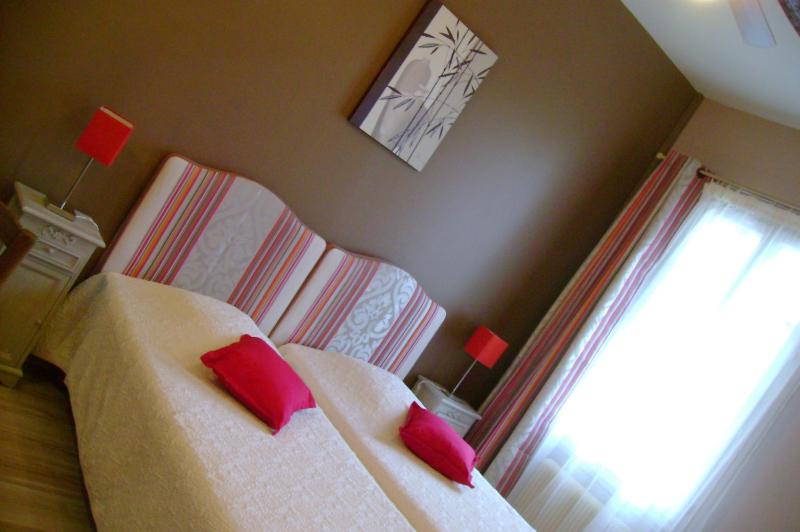 Charming Twin Room - street side  image 4