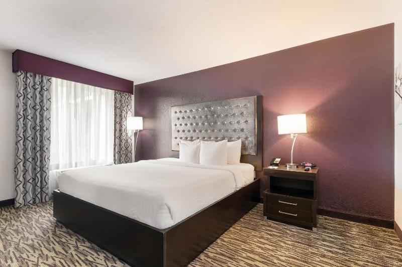 Queen Room - Non-Smoking (No Resort Fee) image 3