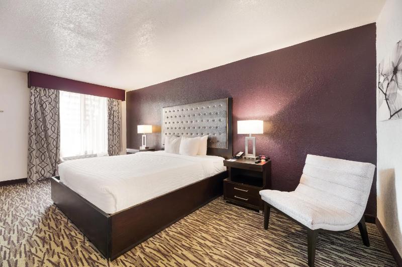 King Room - Poolside (No Resort Fee) image 4