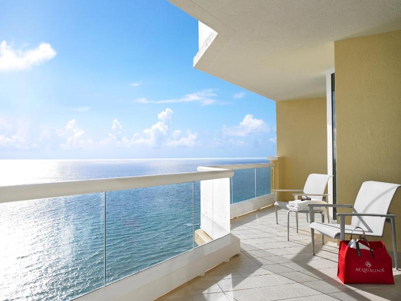 Deluxe One-Bedroom Suite - Oceanfront - No Resort Fee image 2