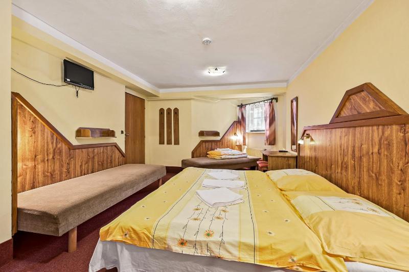Economy Quadruple Room with Extra Bed and Shared Bathroom image 4