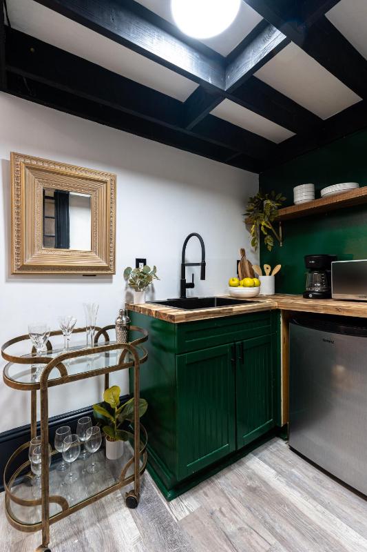 Two-Bedroom Deluxe Apartment with Garden View image 4