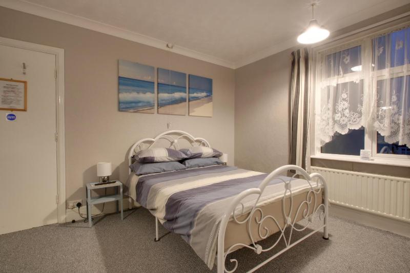Double Room - En Suite image 3