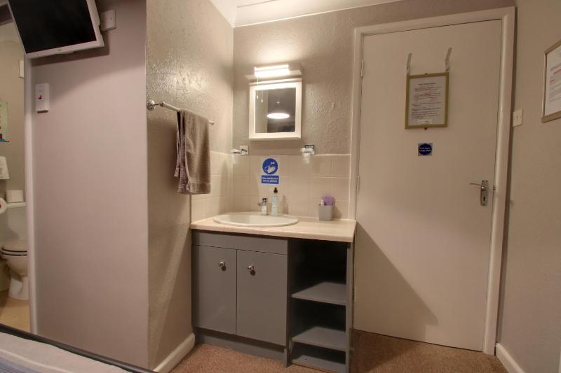 Twin Room - En Suite image 2