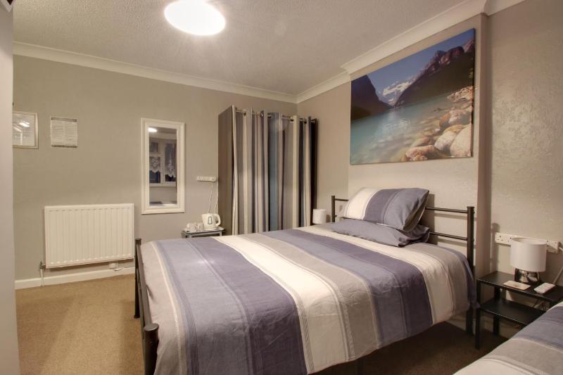 Twin Room - En Suite image 3