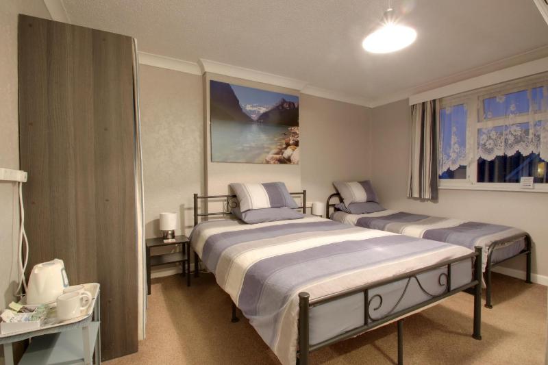 Twin Room - En Suite image 4