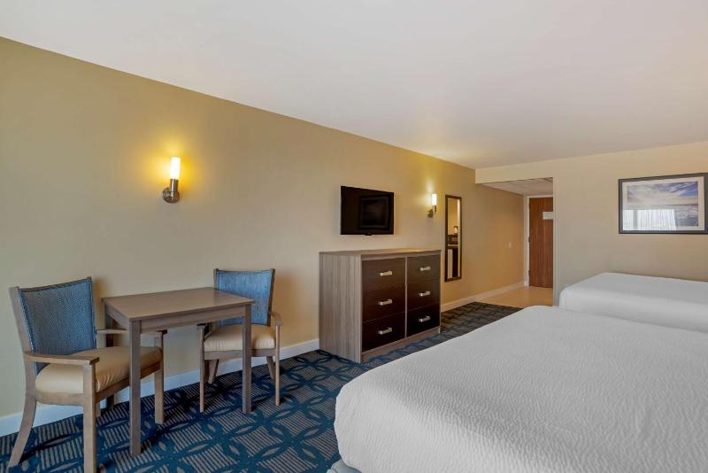 King Room with Two King Beds and Balcony  image 3