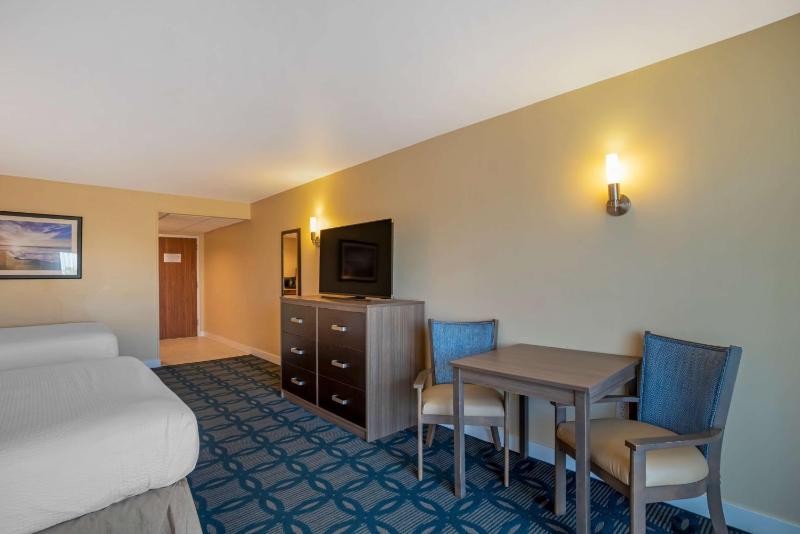 Queen Room with Two Queen Beds and Roll-In Shower - Disability Access image 4