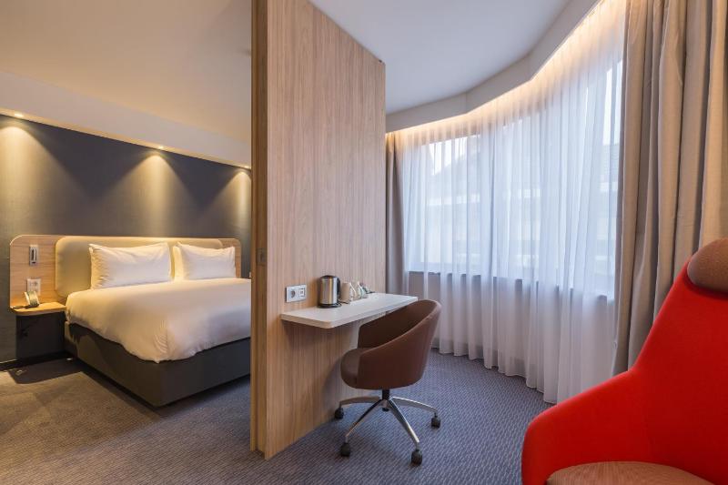 Standard Queen Room with Extra Floor Space - Free Breakfast image 3