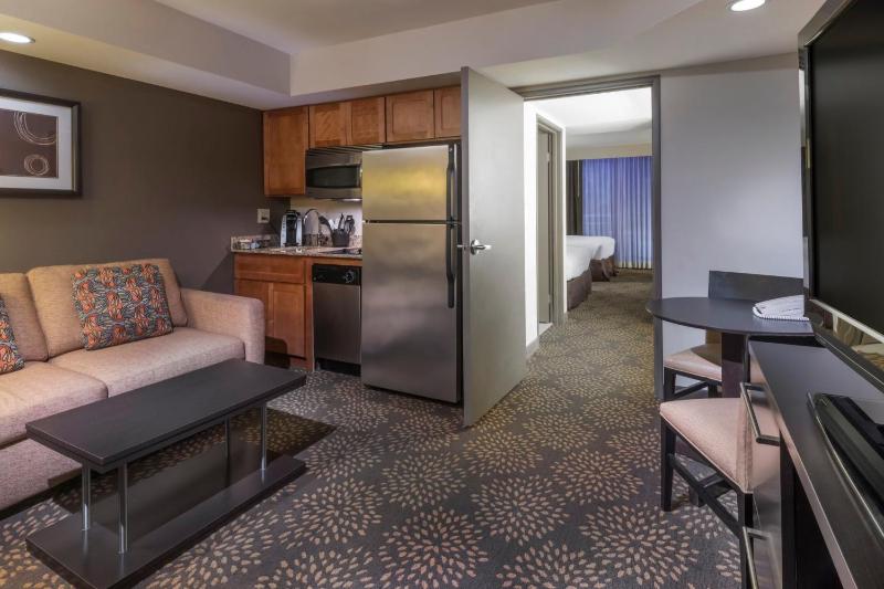 Feature Suite - Non-Smoking image 2
