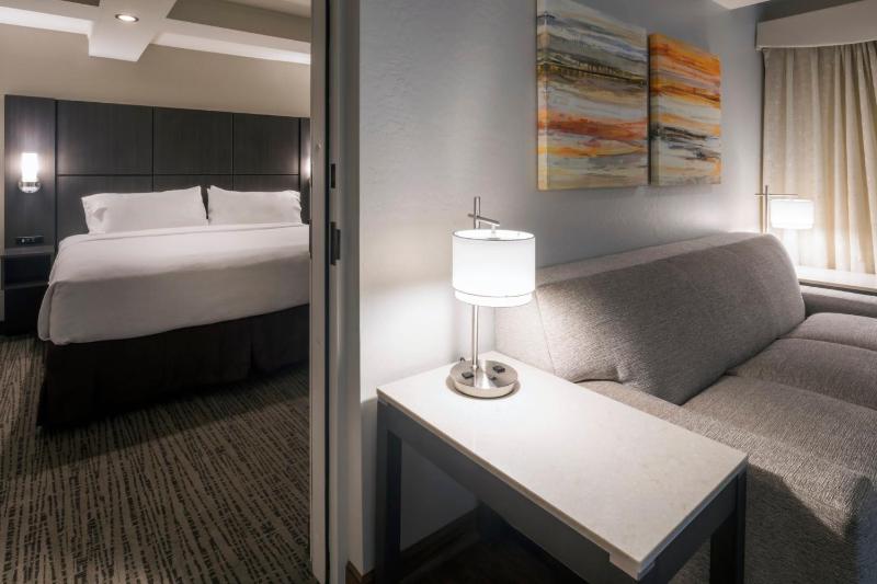 One-Bedroom Suite with Two Queen Beds and Boardroom image 3