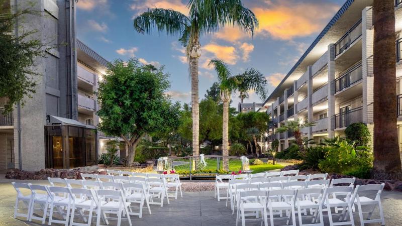 Holiday Inn and Suites Phoenix Airport North By IHG - image 6
