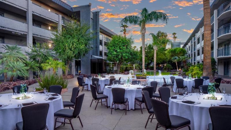Holiday Inn and Suites Phoenix Airport North By IHG - image 26