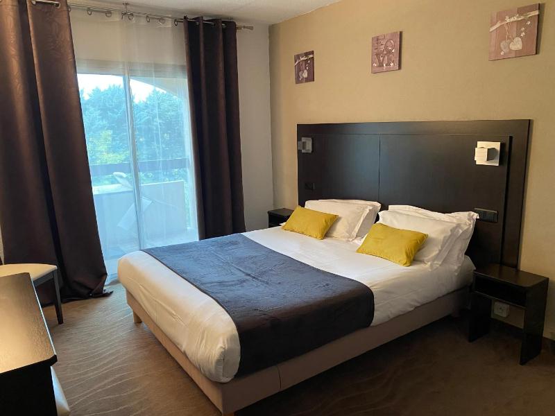 Standard Double Room with Balcony image 3