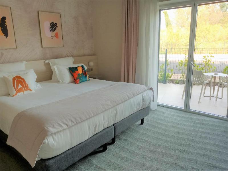 Prestige King Room  - Garden Level image 4