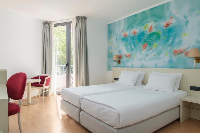 Double or Twin Room with Garden View image 4