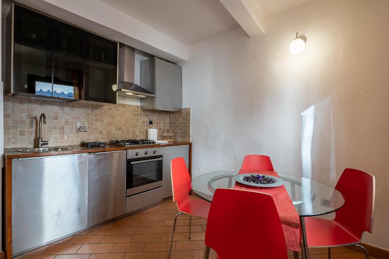 GuestHost - SantAmbrogio Colorful Apartment - image 15