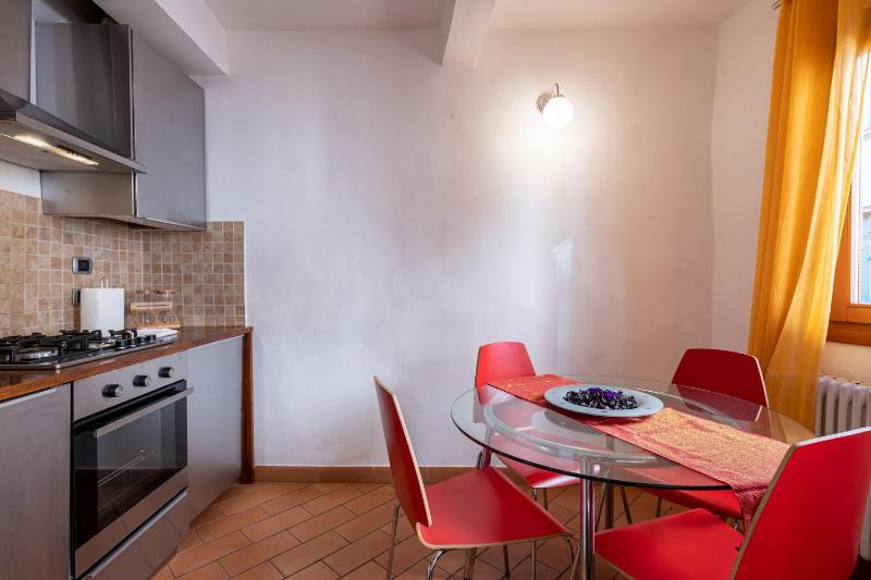 GuestHost - SantAmbrogio Colorful Apartment - image 11