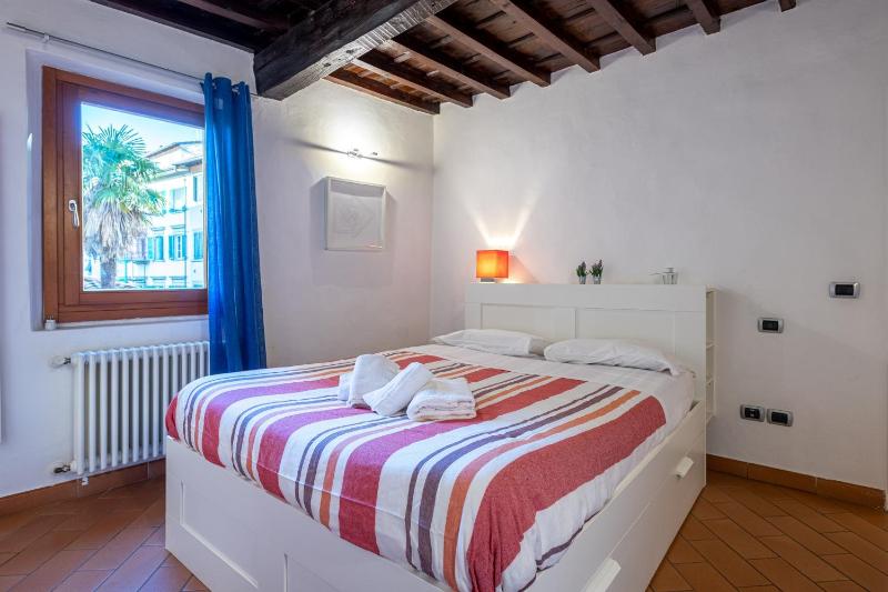 GuestHost - SantAmbrogio Colorful Apartment - image 9
