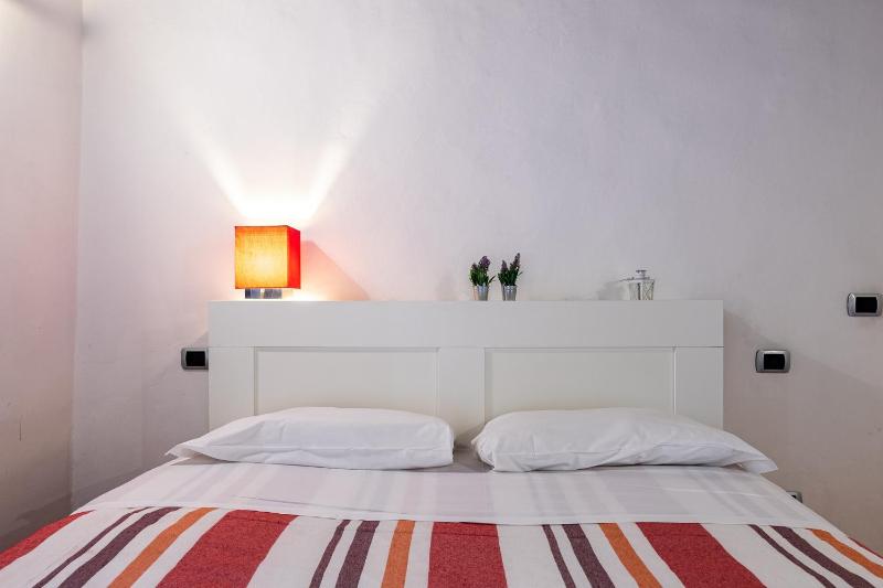 GuestHost - SantAmbrogio Colorful Apartment - image 7