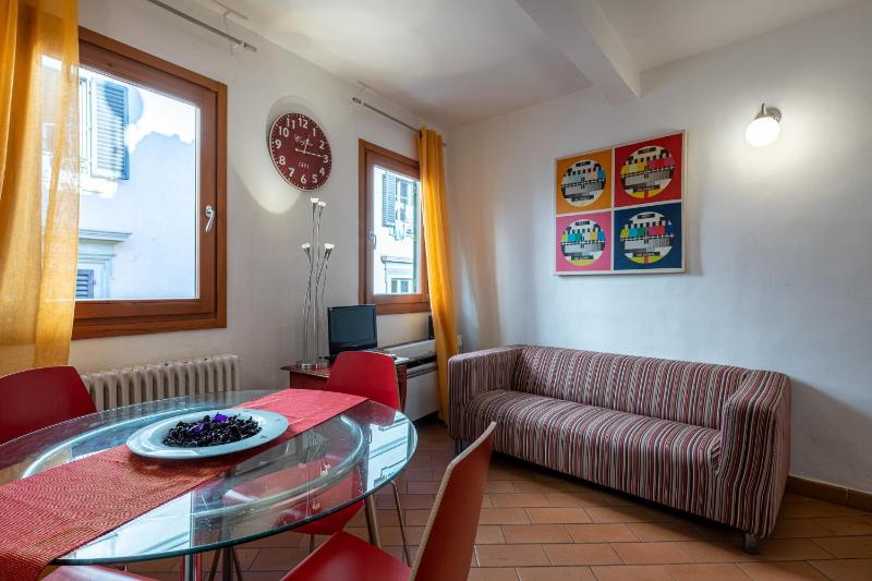 GuestHost - SantAmbrogio Colorful Apartment - image 5