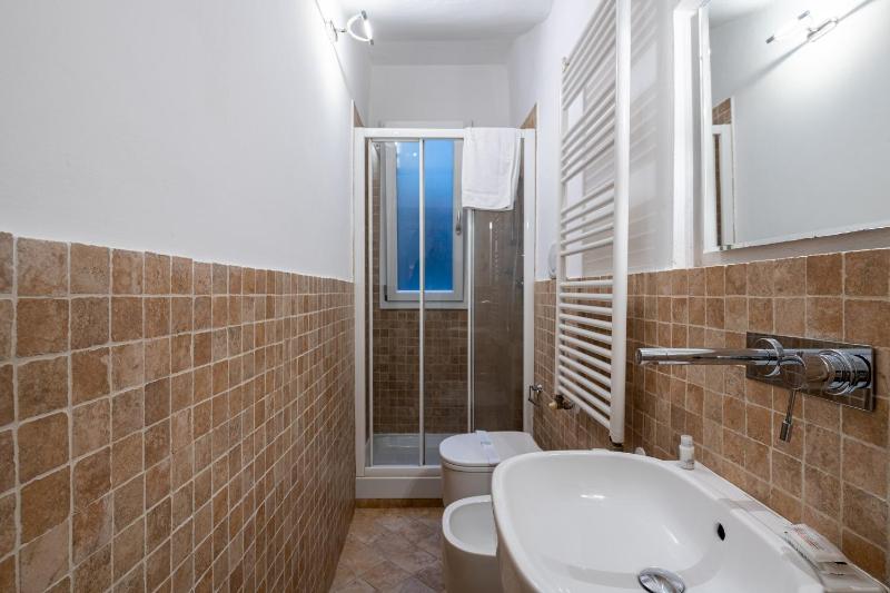 GuestHost - SantAmbrogio Colorful Apartment - image 3