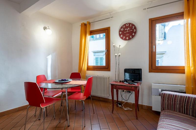 GuestHost - SantAmbrogio Colorful Apartment - image 13