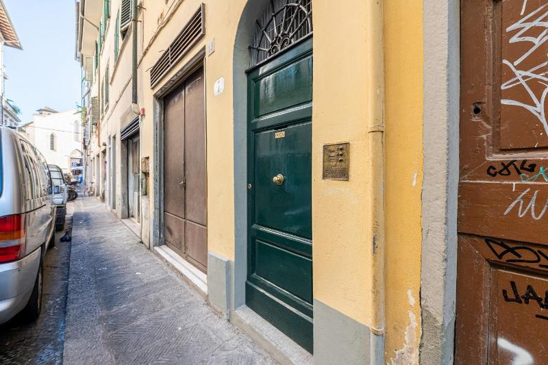 GuestHost - SantAmbrogio Colorful Apartment - image 10