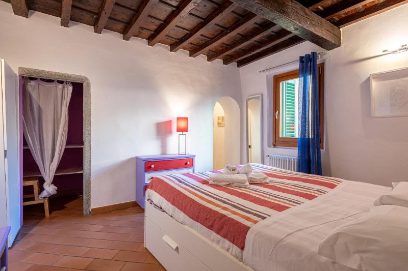 GuestHost - SantAmbrogio Colorful Apartment - image 8