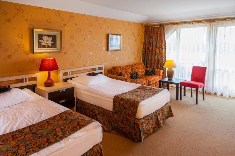 Deluxe Double or Twin Room with Balcony image 4