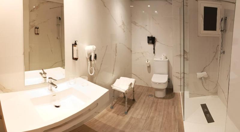 Double Room with Extra Bed image 2