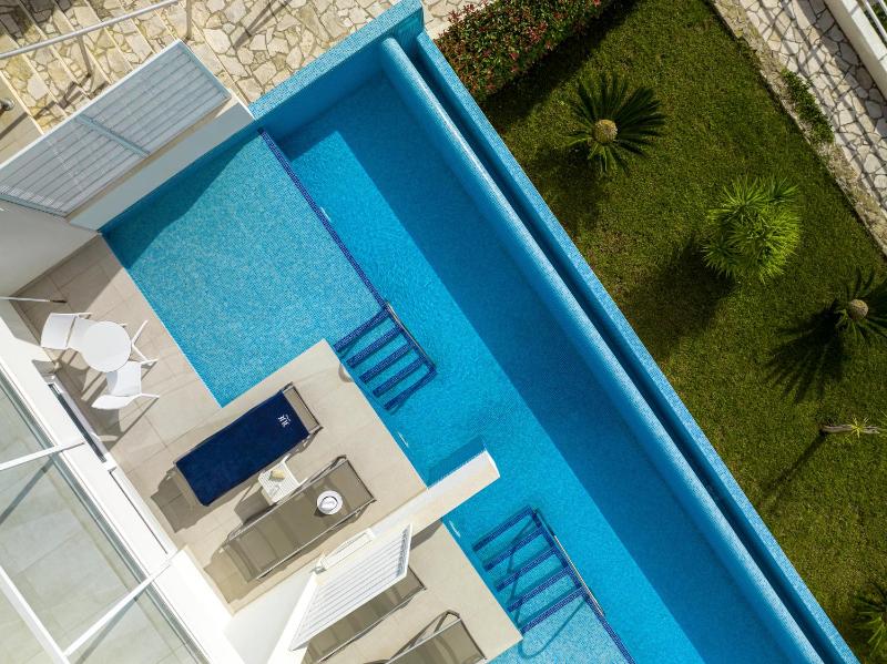 Junior Suite Swim Up with Sea View image 2