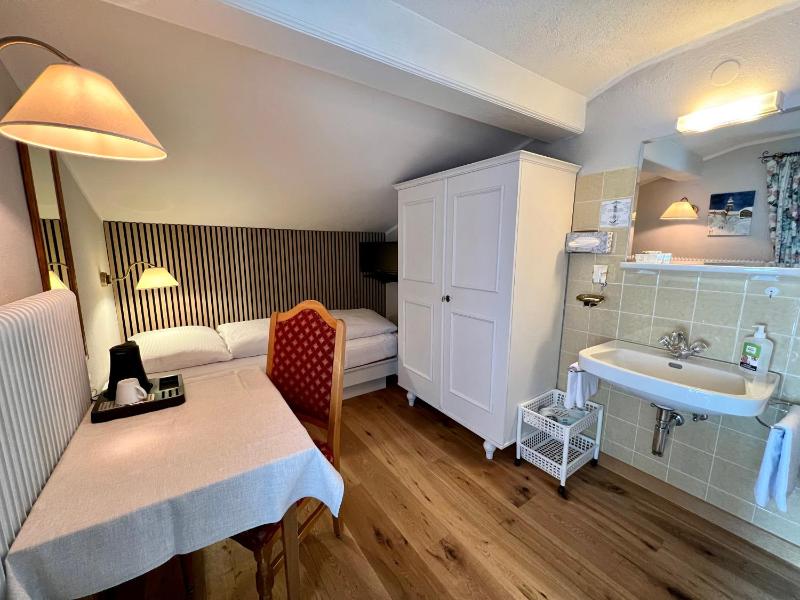 Single Room with Shared Toilet image 1