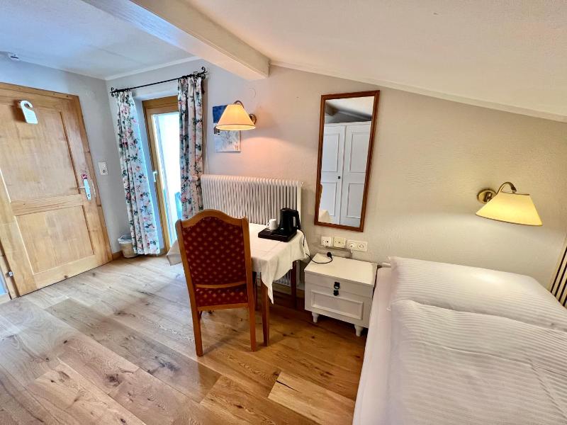Single Room with Shared Toilet image 4