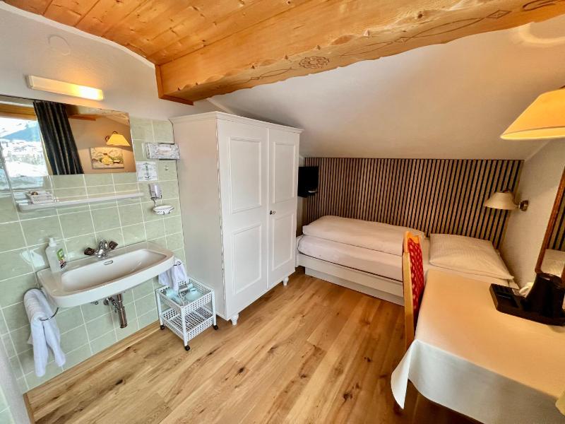 Single Room with Shared Toilet image 3