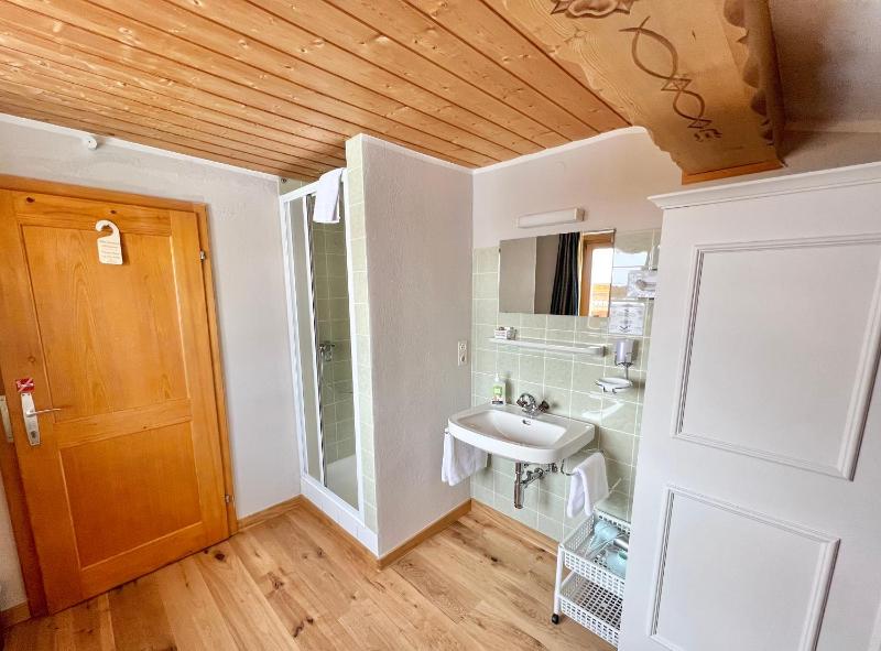 Single Room with Shared Toilet image 2