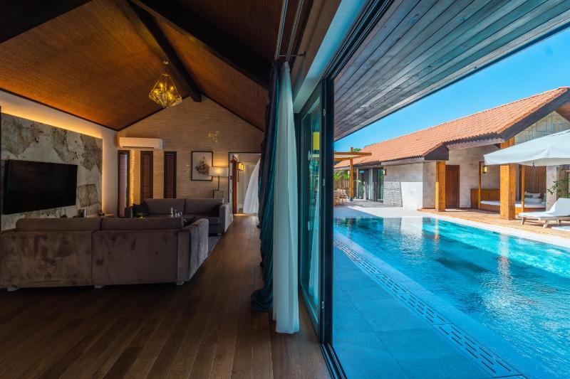 Superior Deluxe Villa with Private Pool (5 Adults + 2 Children) image 2