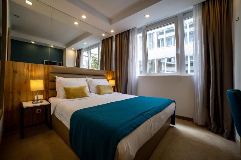 Mark Queen Room image 1