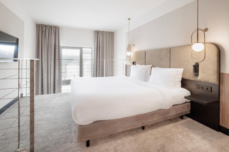 One-Bedroom Superior Queen Suite with Sofa Bed and Mezzanine image 3