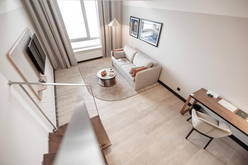 One-Bedroom Superior Queen Suite with Sofa Bed and Mezzanine image 1