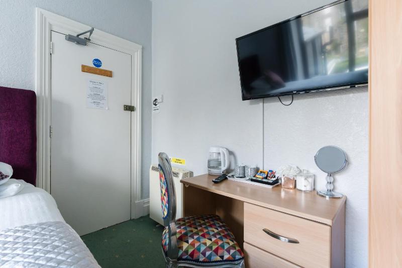 Twin Room with Shared Bathroom image 1