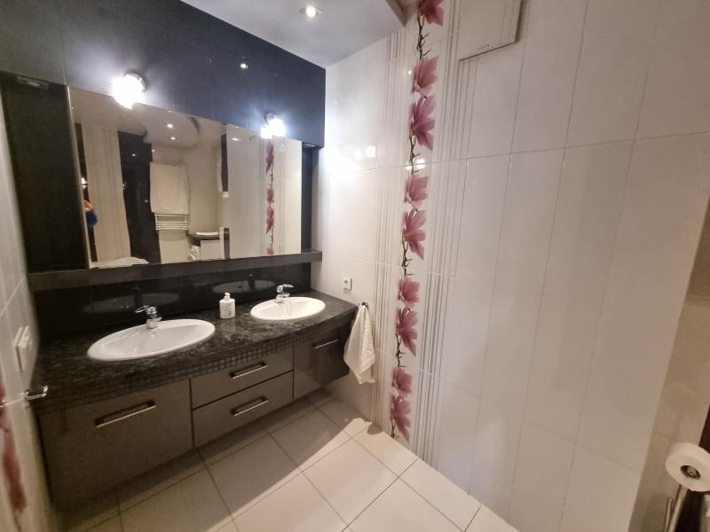 Deluxe Two-Bedroom Apartment image 3