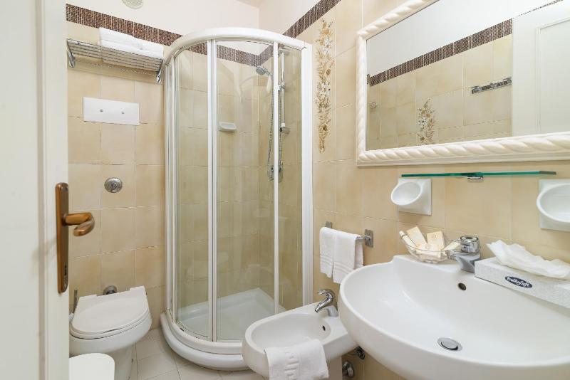 Classic Double or Twin Room image 3