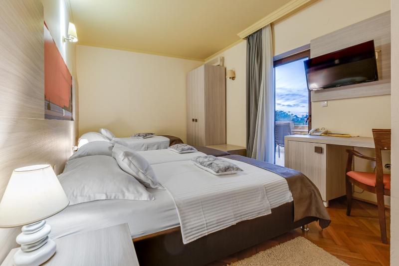 Standard Triple Room image 3