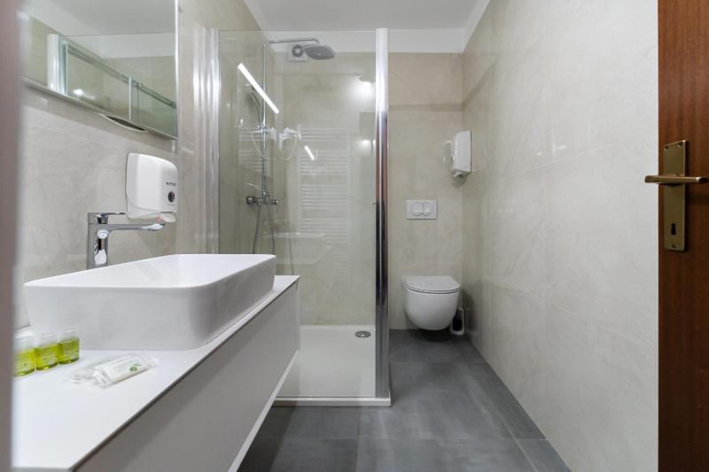 Twin Room image 4