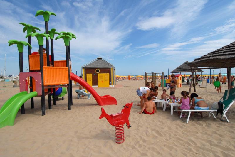 Junior Suite with Beach Access image 3
