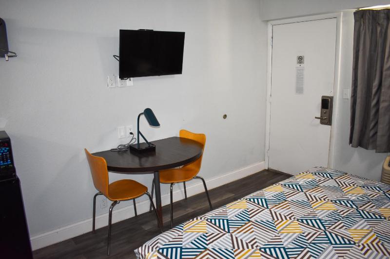 King Room - Disability Access - Non-Smoking image 1