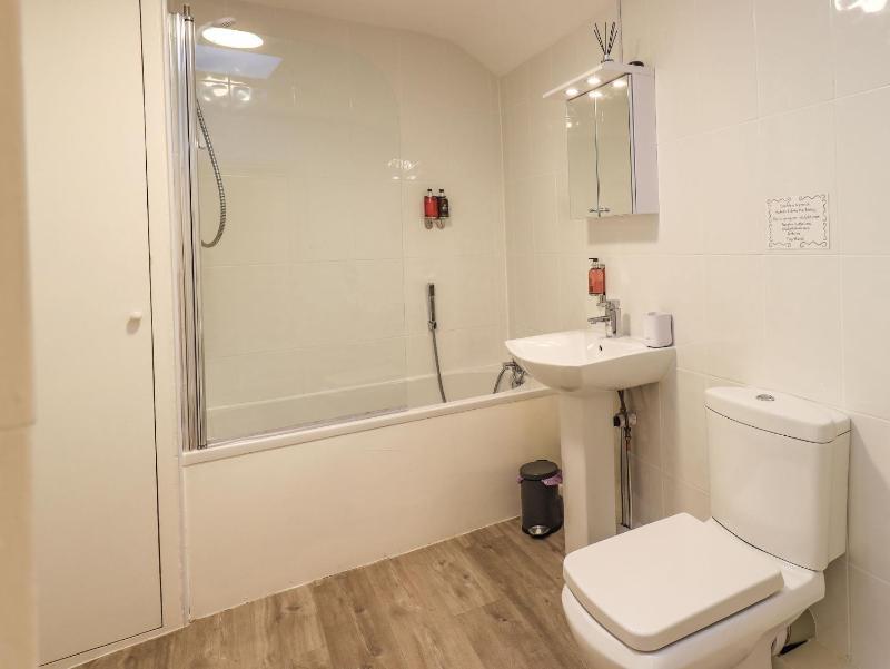 Violet Cottage - image 12