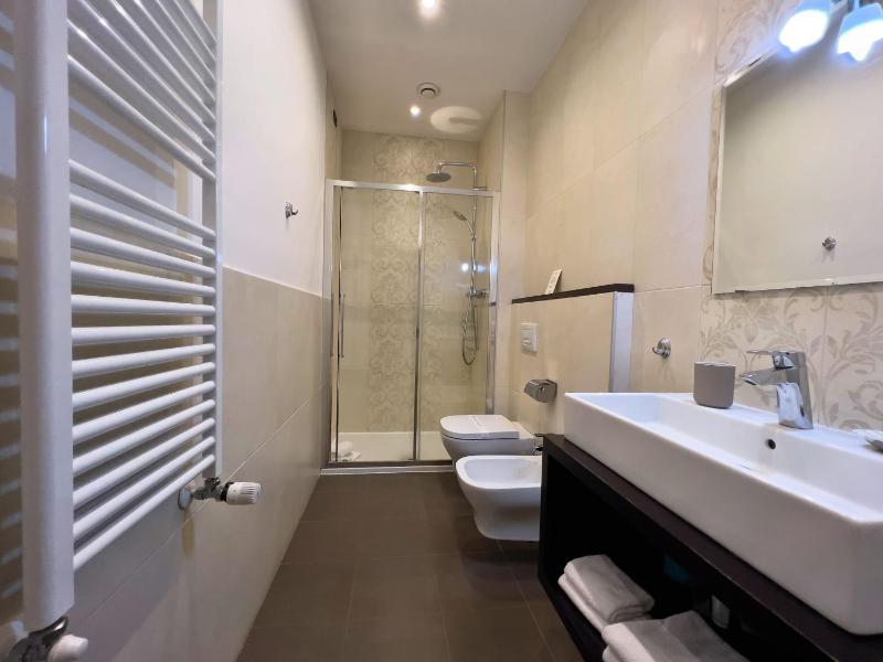Classic Double or Twin Room image 3